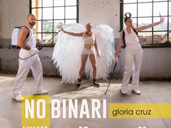 Visita comentada a l'exposició fotogràfica "No binari", de Glòria Cruz.