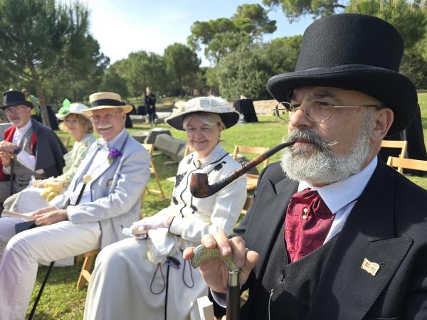 La Cripta Gaudí de la Colònia Güell acull més de 200 persones vestides d’època en la inauguració de la programació de fires modernistes a les comarques de Barcelona