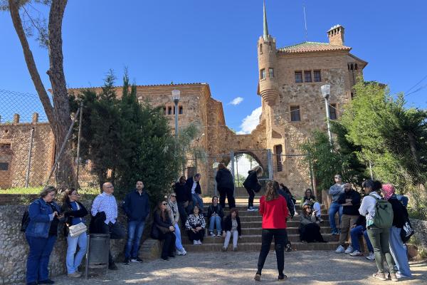 Els Punts d'Informació del Baix Llobregat visiten la Colònia Güell i la Cripta Gaudí