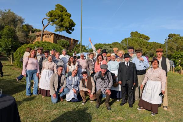 La Cripta Gaudí de la Colònia Güell acull més de 200 persones vestides d’època en la inauguració de la programació de fires modernistes a les comarques de Barcelona