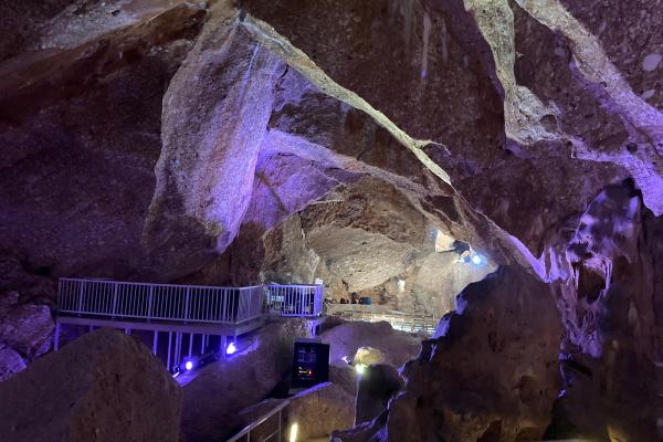 Els Punts d'Informació del Baix Llobregat visiten les Coves del Salnitre a Collbató