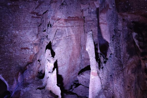 Els Punts d'Informació del Baix Llobregat visiten les Coves del Salnitre a Collbató