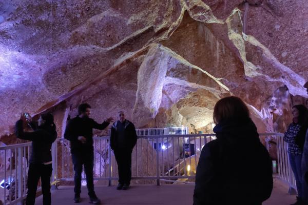 Els Punts d'Informació del Baix Llobregat visiten les Coves del Salnitre a Collbató