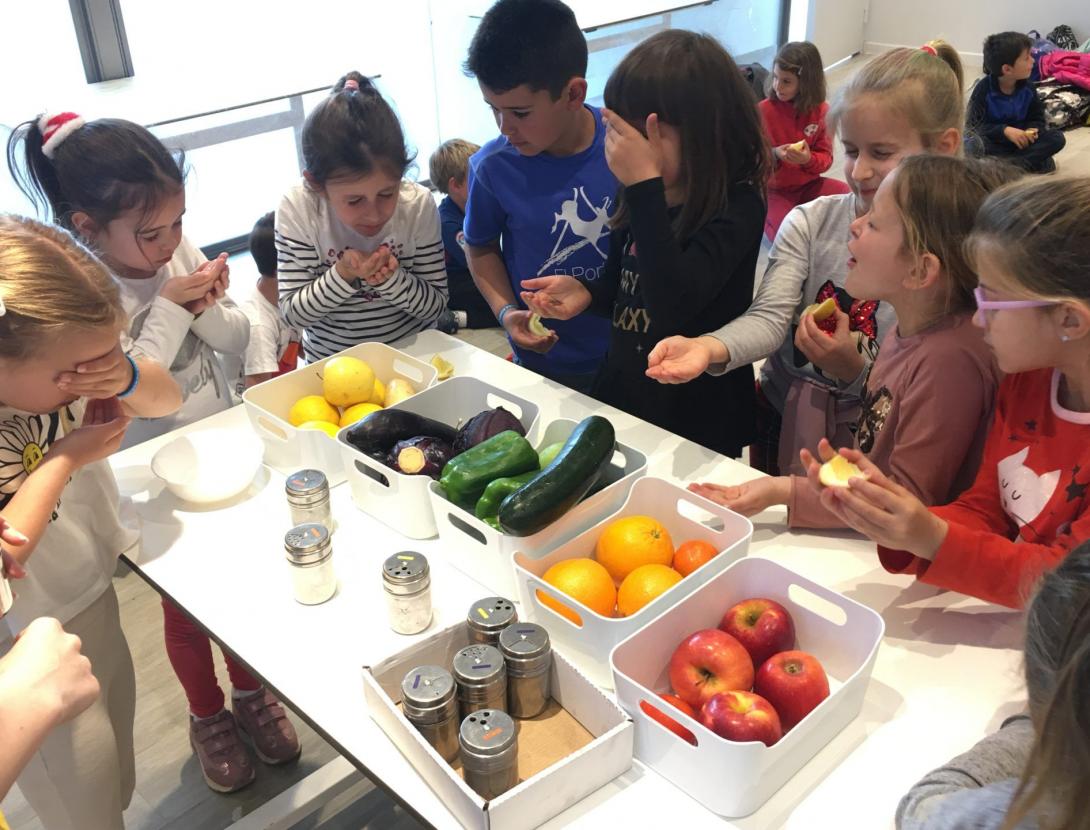 Mira, toca, olora, tasta i escolta el que menges