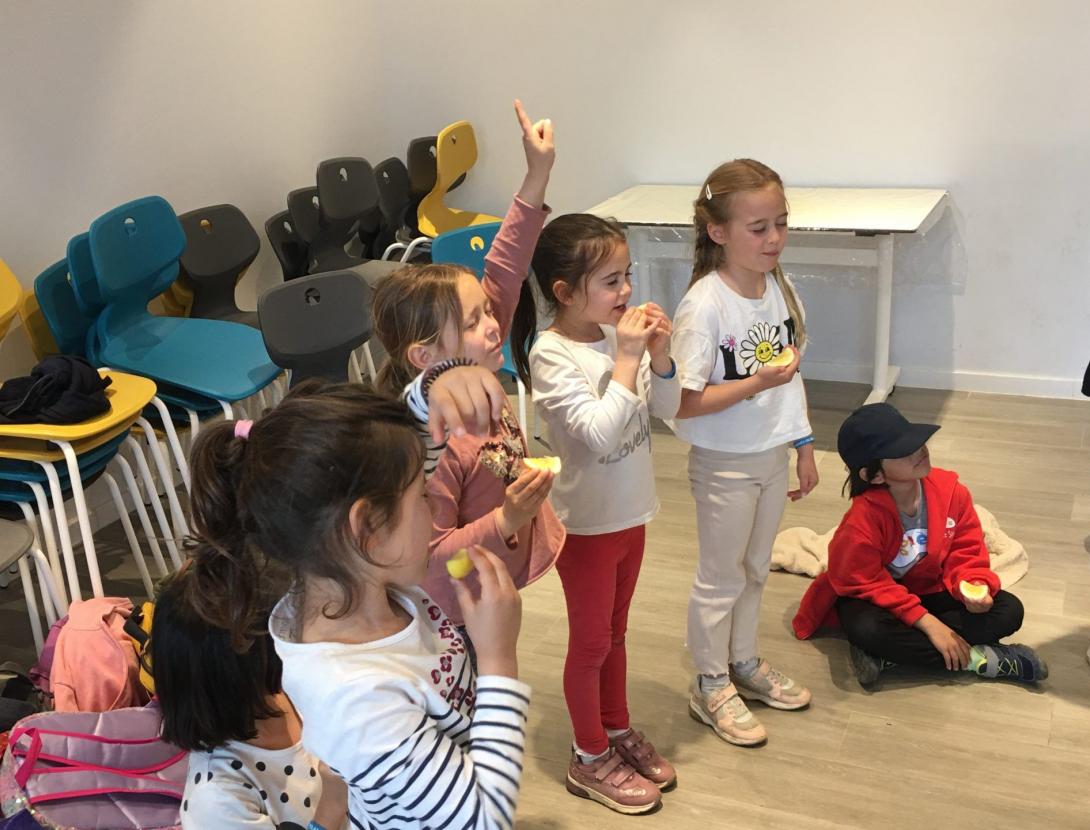 Mira, toca, olora, tasta i escolta el que menges