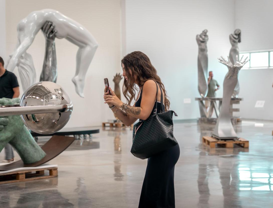 Visita guiada a l'estudi de l'artista Lorenzo Quinn VISITA GUIADA A L'ESTUDI DE L'ARTISTA LORENXO QUINN