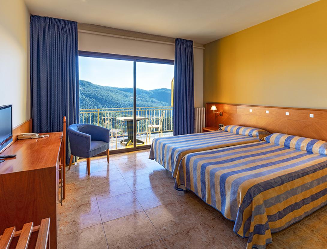 Can Fisa Jardín-piscina.JPG