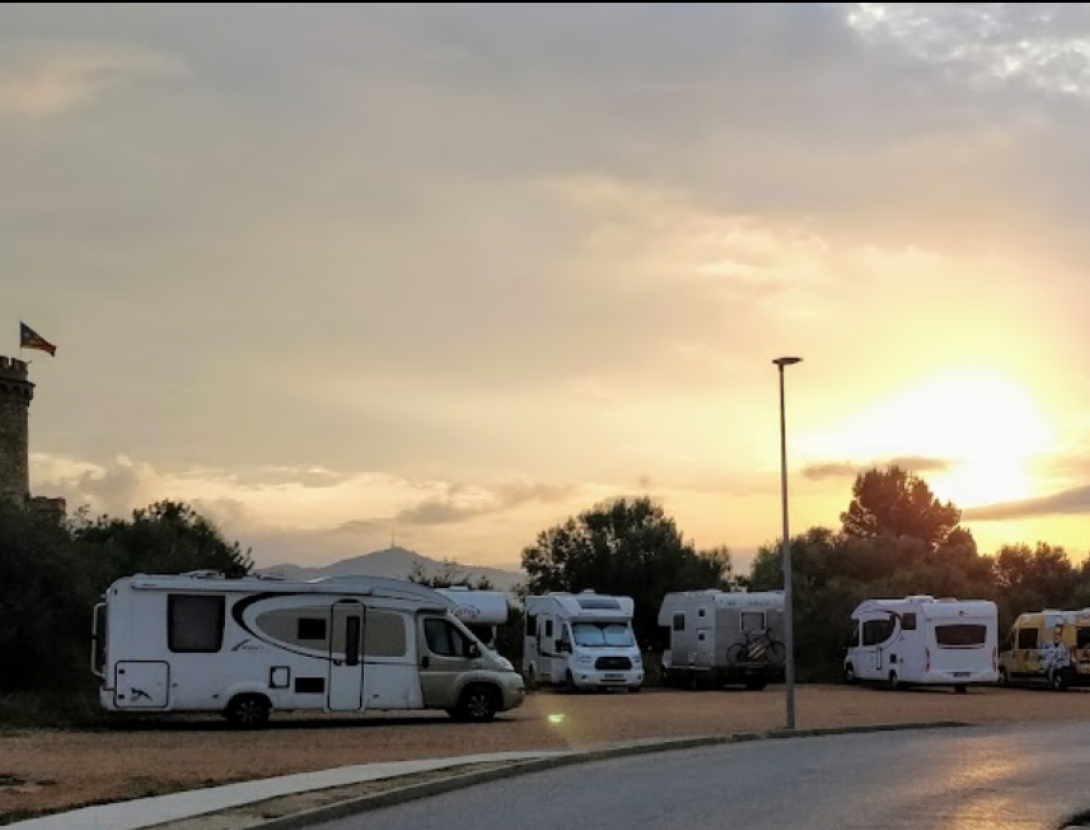 Aire de stationnement pour camping-cars Can Julià Zona d'estacionament d'autocaravanes Can Julià