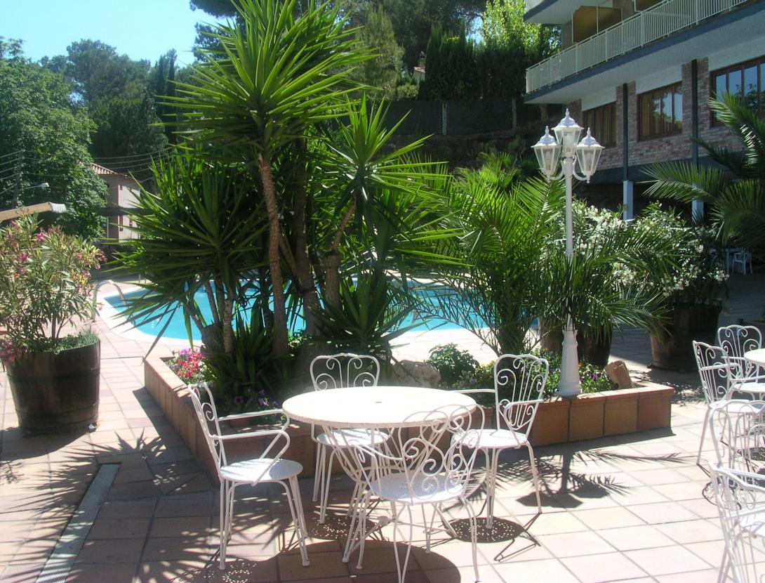 Can Fisa Jardín-piscina.JPG