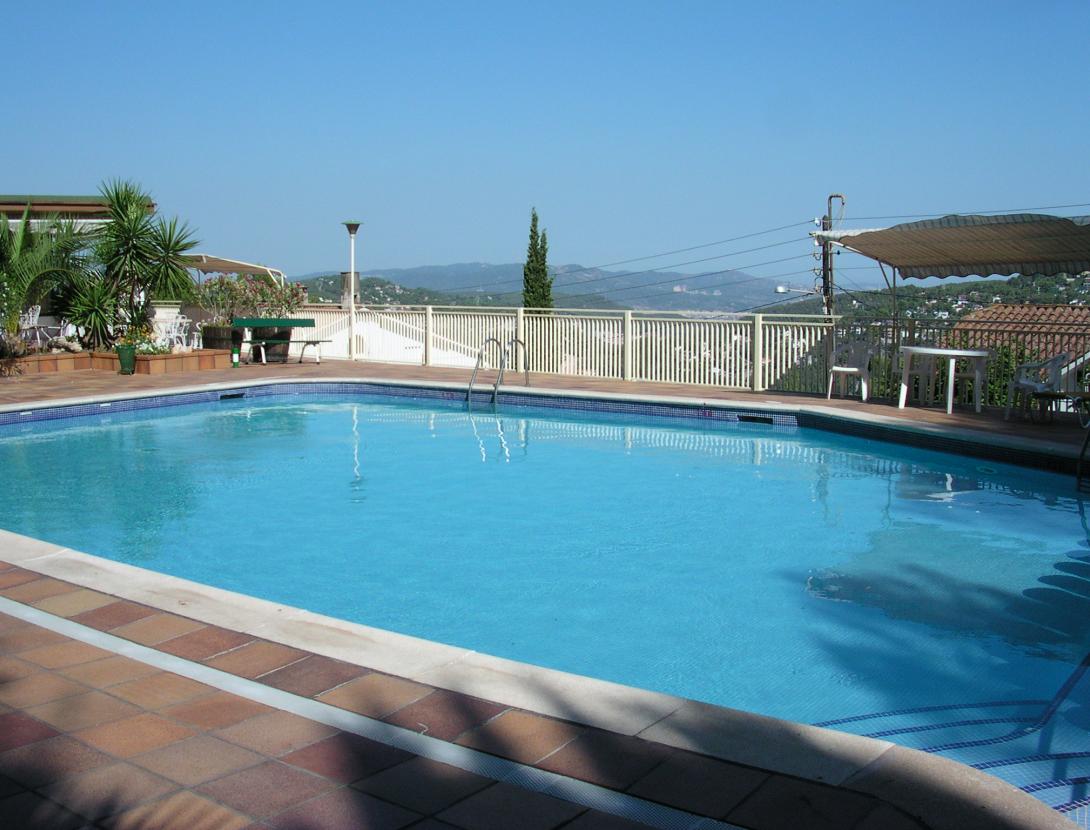 Can Fisa Piscina-vistas.JPG
