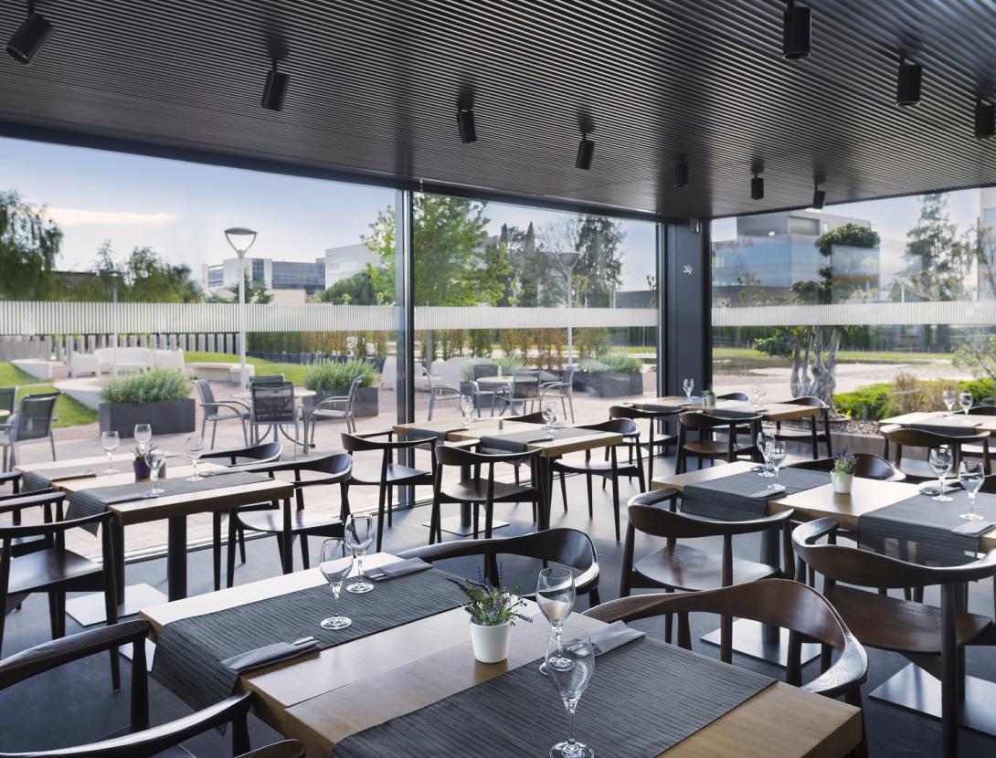 INNSiDE by Meliá Barcelona Aeropuerto Terraza garden ext bajaaa.jpg