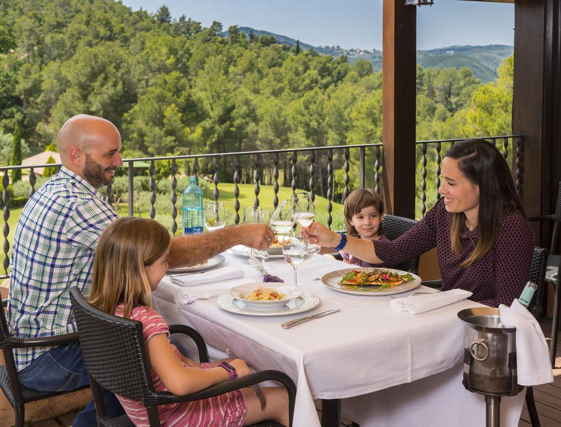 La gastronomia, les platges i les compres són les principals activitats dels turistes allotjats al Baix Llobregat