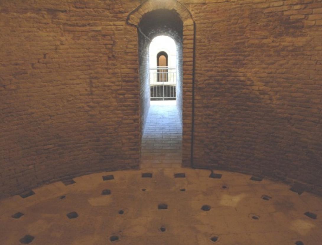 Museu de Ceràmica La Rajoleta 4. Interior de la cambra de cocció. Forn àrab soterrat. Museu de Ceràmica La Rajoleta (Fotograf. Lluís Terrés.2005)1.JPG