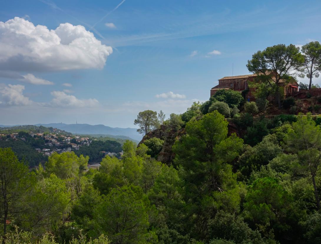 Cingles i església de Santa Maria