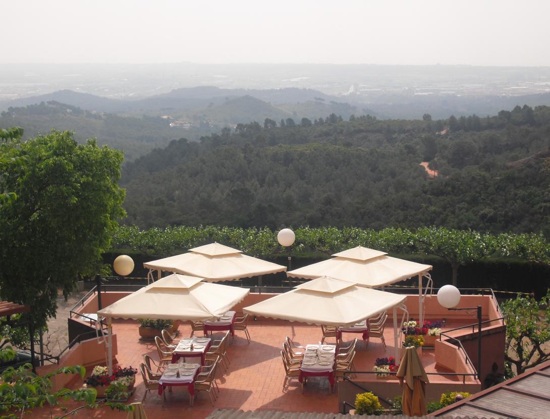 Ermita de Brugués taules mirador.JPG